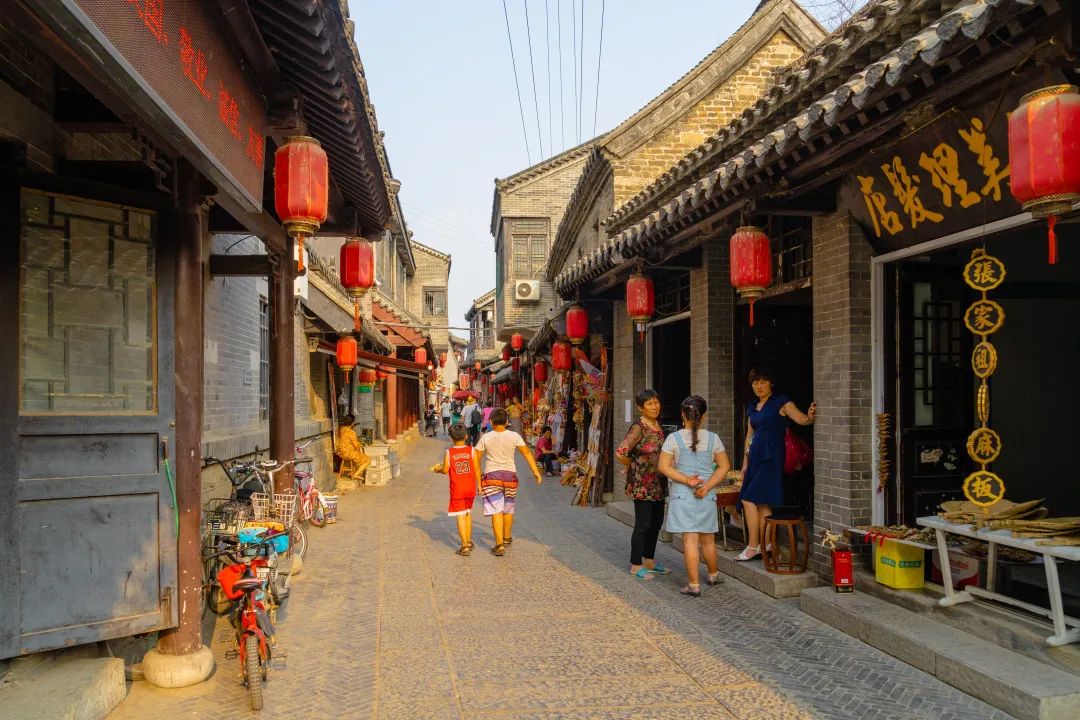 走進(jìn)南陽古鎮(zhèn)，靜看搖櫓船，輕輕卷漣漪